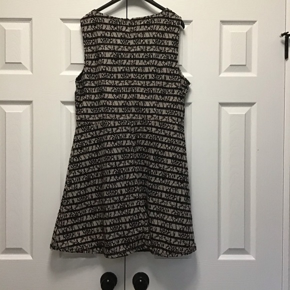 Never worn with tags Dress black and white - Picture 6 of 9